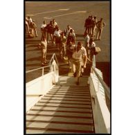 Sous l'œil attentif du COMELEF, le Colonel De Tonkedec, départ de Djamena des troupes pour Bastia le 07 septembre 1979 à 15h. [légende d'origine]<br>
