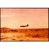 Abeché  - "L'avion du courrier" (photographe : Sergent Chambertin, RICM, II° escadron). [légende d'origine]<br>