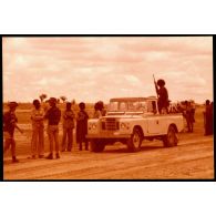 Rencontre avec Hissen Habré (chef des Forces armées du Nord, les FAN, premier ministre depuis le 29 août 1978 et futur président du Tchad dès 1982) sur la route allant d'Abeché à Biltine par le II° escadron du RICM. [légende d'origine]<br>