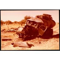 Convoi carburant sur Abeché  - Citerne ayant sauté sur une mine (II° escadron du RICM). [légende d'origine]<br>