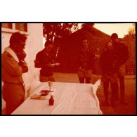 Abeché  - Vie en poste : la Messe (II° escadron du RICM, photographe : Lieutenant Serra). [légende d'origine]<br>