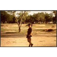 La sentinelle veille autour des emplacements de mortiers de 120 soviétiques placés au centre dispositif Légion d'Ati. [légende d'origine]<br>