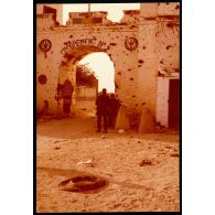 Abeché  - Entrée du groupement après les combats. [légende d'origine]<br>