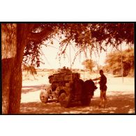 Abeché  - Peloton AML (Engins Blindés Légers) en observation face à la ville, pendant les combats. [légende d'origine]<br>