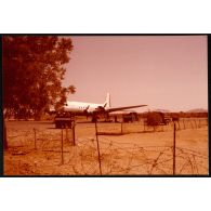 Abeché  - Evacuation des blessés tchadiens par l'avion de la Croix-Rouge. [légende d'origine]<br>