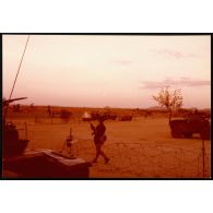 Abeché  - AML (Engins Blindés Légers) en protection de la piste d'aviation pendant le cessez-le-feu. [légende d'origine]<br>