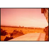 Abeché  - Observation de coups de mortier sur la ville pendant les combats. [légende d'origine] <br>