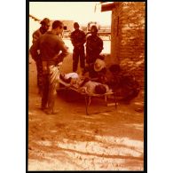 Abeché  - Soins aux blessés civils pendant les combats. [légende d'origine]<br>