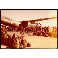 Abeché  - Arrivée de la "relève" (II° escadron du RICM, photographe : Sergent Chambertin). [légende d'origine]<br>