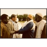 Abeché  - Visite de Monsieur Robert Galley, ministre de la coopération du gouvernement Barre (et ancien combattant de la 2° division blindée du Général Leclerc) (II° escadron du RICM). [légende d'origine]<br>