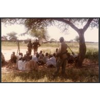 Abeché  - Contacts avec la population du Ouaddaï (région administrative où est située la ville d'Abéché) (II° escadron du RICM). [légende d'origine]<br>
