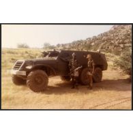 Abeché  - Reconnaissance à Biltine (75 km au nord d'Abeché) avec des soldats de l'armée tchadienne (II° escadron du RICM). [légende d'origine]<br>