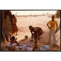 Type de marché des jeunes Tchadiens à l'entrée des concessions du Groupement d'Ati. [légende d'origine]<br>