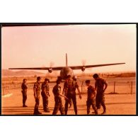 Abeché  - Vie en poste - L'avion du courrier (II° escadron du RICM, photographe : Sergent Chambertin). [légende d'origine]<br>