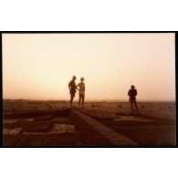 Abeché  - Construction des Boukarous (II° escadron du RICM, photographe : Lieutenant De Stabenrath). [légende d'origine]<br>