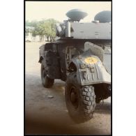 N'Djamena      - "Guerre contre 3ème armée" - AML (Engins Blindés Légers) touchée par canon SR (Sans Recul) devant l'ambassade (II° escadron du RICM, photographe : Dehaies). [légende d'origine]<br>