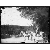 3e tirailleurs - Bône. Revue passée à la caserne de la Kasbah par le Colonel Simon à 4 heures de l'après-midi. En avant du Colonel au 1er plan, le Commandant Bigotte qui a été tué à Charleroi (photo dont la gélatine a coulé au lavage). [légende d'origine]
