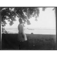 Le St-Augustin à 6h du matin à l'endroit même où il a été touché. Vue prise de l'hôpital militaire. Le Breslau était posé à l'endroit où je fais une croix, au bout de la jetée à l'extérieur mais paraissait très près (la manutention était à peu près dans le prolongement du St-Augustin, à peu près à 200 m ou 300 m de l'hôpital à droite). [légende d'origine]