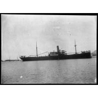 Le St-Augustin bombardé à Bône le 4 août. Venu à cette place de l'avant port par ses propres moyens après avoir reçu plusieurs obus presque à bout portant. Deux ou trois trous étaient très visibles dans la coque. Ils n'apparaissent pas sur la photo. [légende d'origine]