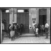 Le trou fait par un obus qui est allé éclater dans l'intérieur d'une grande salle vide inocccupée (précédemment une taverne). Cet obus n'a fait aucun mal. Derrière le trou indiqué là, il a rencontré le mur de refend dans lequel il a éclaté. Avant de toucher à cet endroit, il avait ricoché deux fois sur le pavé. [légende d'origine]