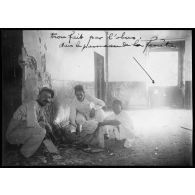 Photo prise à 8h du matin dans la manutention. Salle des farines. Un obus est entré de la fenêtre et a pénétré dans le parquet à une distance d'environ 7 ou 8 mètres de la fenêtre.  Ce qui prouve que la trajectoire en était extrémement faible et que pour venir du Breslau, l'obus a dû passer devant le 1er étage de la maison de la Place, soit en frôlant le toit de la véranda, soit même en filant dans la véranda car le bateau allemand était exactement dans la direction de la véranda. Me trouvant sur cette véranda, je voyais à droite la manutention et à gauche, exactement le Breslau. La chambre des farines en bas a été plus abîmée.  [légende d'origine]