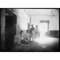 Photo prise à 8h du matin dans la manutention. Salle des farines. Un obus est entré de la fenêtre et a pénétré dans le parquet à une distance d'environ 7 ou 8 mètres de la fenêtre.  Ce qui prouve que la trajectoire en était extrémement faible et que pour venir du Breslau, l'obus a dû passer devant le 1er étage de la maison de la Place, soit en frôlant le toit de la véranda, soit même en filant dans la véranda car le bateau allemand était exactement dans la direction de la véranda. Me trouvant sur cette véranda, je voyais à droite la manutention et à gauche, exactement le Breslau. La chambre des farines en bas a été plus abîmée. [légende d'origine]