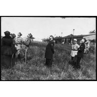 Villacoublay - Peut-être René Fonck à droite en tenue claire. [légende d'origine]