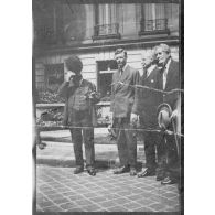 Lindbergh avec Myron T. Herryck, ambassadeur des Etats-Unis (à l'extrême-droite). [légende d'origine]