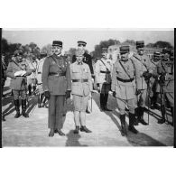 Equipage du général Leperrine (?) - Adjudant Bernard et ses mécaniciens décorés de la Légion d'Honneur. [légende d'origine]<br>