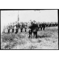 [Remise de décorations sur le terrain d'aviation de Villacoublay].