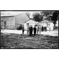 Ministre de l'aéronautique Laurent-Eynac (de dos avec chapeau melon). [légende d'origine]<br>