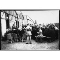 Ministre de l'aéronautique Laurent-Eynac (à droite du haut-parleur en chapeau melon) - Villacoublay. [légende d'origine]<br>