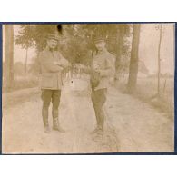 Au château d'Hannoncelles avec mon ami André. [légende d'origine]