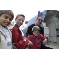 Un gendarme de l'escadron 14/1 équipe un enfant lors de la démonstration de la gendarmerie de Satory.