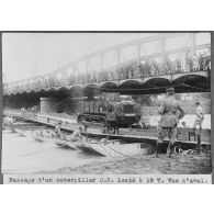 Passage d'un caterpillar C.D. lesté à 15 tonnes. Vue d'aval. [légende d'origine]