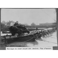 Passage du char léger sur camion. Vue d'amont. [légende d'origine]