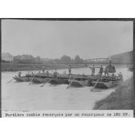 Portière double remorquée par un remorqueur de 150 HP. [légende d'origine]