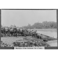 Sortie d'un bateau de l'eau. [légende d'origine]