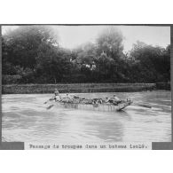 Passage de troupes dans un bateau isolé. [légende d'origine]