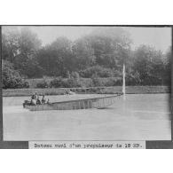 Bateau muni d'un propulseur de 12 HP. [légende d'origine]