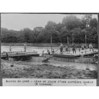 Amorce de pont - mise en place d'une portière double (3 bateaux). [légende d'origine]