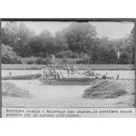 Portière double - relevage des ancres, la portière étant poussée par un bateau propulseur. [légende d'origine]