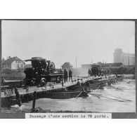 Passage d'une section de 75 porté. [légende d'origine]