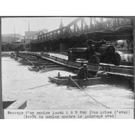Passage d'un camion lesté à 9,260 tonnes (vue prise d'aval) (arrêt du camion contre le guindage aval). [légende d'origine]