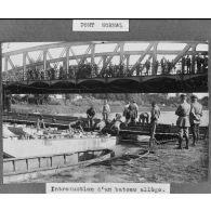 Pont normal. Introduction d'un bâteau allège. [légende d'origine]