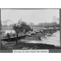 Passage du char léger sur camion. [légende d'origine]