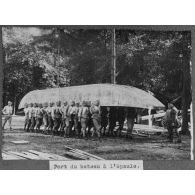 Port du bateau à l'épaule. [légende d'origine]
