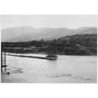 [Un pont métallique].