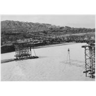 [Pont métallique en construction].