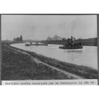 Portière double remorquée par un remorqueur de 150 HP. [légende d'origine]